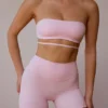 Sujetador bandeau con tirantes cruzados en la espalda en rosa suave