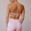 Sujetador bandeau con tirantes cruzados en la espalda en rosa suave