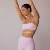 Sujetador bandeau con tirantes cruzados en la espalda en rosa suave