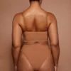 Sujetador bandeau de malla suave Intimates en color almendra