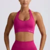 Sujetador deportivo con cuello halter Define Luxe en Berry