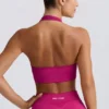Sujetador deportivo con cuello halter Define Luxe en Berry