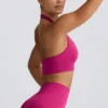 Sujetador deportivo con cuello halter Define Luxe en Berry