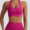 Sujetador deportivo con cuello halter Define Luxe en Berry
