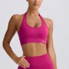 Sujetador deportivo con cuello halter Define Luxe en Berry