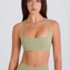 Sujetador deportivo con cuello redondo y tirantes cruzados en color Matcha