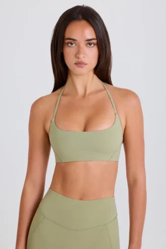 Sujetador deportivo con cuello redondo y tirantes cruzados en color Matcha