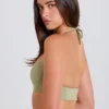 Sujetador deportivo con cuello redondo y tirantes cruzados en color Matcha