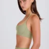 Sujetador deportivo con cuello redondo y tirantes cruzados en color Matcha