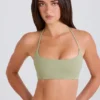 Sujetador deportivo con cuello redondo y tirantes cruzados en color Matcha