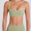 Sujetador deportivo con cuello redondo y tirantes cruzados en color Matcha