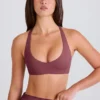 Sujetador deportivo con espalda cruzada y cuello en V en color acai