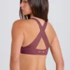 Sujetador deportivo con espalda cruzada y cuello en V en color acai