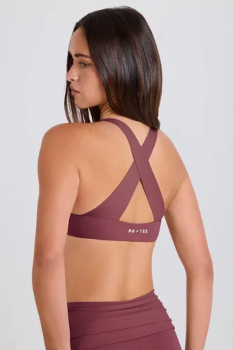 Sujetador deportivo con espalda cruzada y cuello en V en color acai