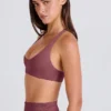 Sujetador deportivo con espalda cruzada y cuello en V en color acai
