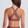 Sujetador deportivo con espalda cruzada y cuello en V en color acai