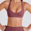 Sujetador deportivo con espalda cruzada y cuello en V en color acai
