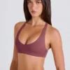 Sujetador deportivo con espalda cruzada y cuello en V en color acai