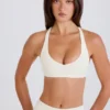 Sujetador deportivo con espalda cruzada y cuello en V en color crema