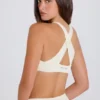 Sujetador deportivo con espalda cruzada y cuello en V en color crema