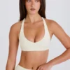 Sujetador deportivo con espalda cruzada y cuello en V en color crema