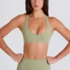 Sujetador deportivo con espalda cruzada y cuello en V en color Matcha