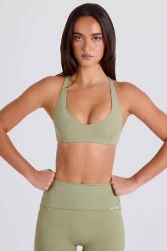 Sujetador deportivo con espalda cruzada y cuello en V en color Matcha
