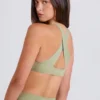 Sujetador deportivo con espalda cruzada y cuello en V en color Matcha