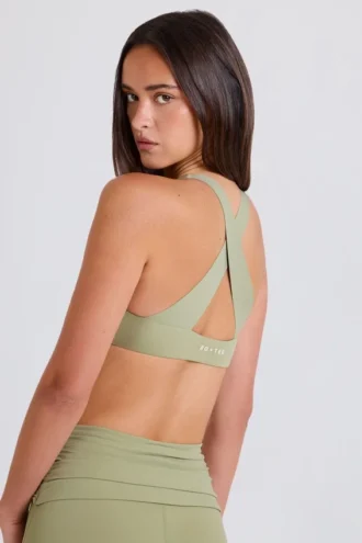 Sujetador deportivo con espalda cruzada y cuello en V en color Matcha