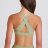 Sujetador deportivo con espalda cruzada y cuello en V en color Matcha