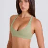 Sujetador deportivo con espalda cruzada y cuello en V en color Matcha