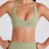 Sujetador deportivo con espalda cruzada y cuello en V en color Matcha
