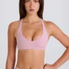 Sujetador deportivo con espalda cruzada y cuello en V en malva