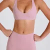 Sujetador deportivo con espalda cruzada y cuello en V en malva