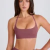 Sujetador deportivo de cuello redondo y tirantes cruzados con elasticidad en cuatro direcciones en color acai