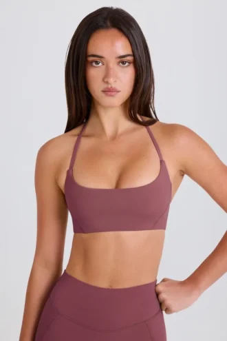 Sujetador deportivo de cuello redondo y tirantes cruzados con elasticidad en cuatro direcciones en color acai