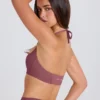 Sujetador deportivo de cuello redondo y tirantes cruzados con elasticidad en cuatro direcciones en color acai