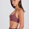 Sujetador deportivo de cuello redondo y tirantes cruzados con elasticidad en cuatro direcciones en color acai