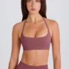 Sujetador deportivo de cuello redondo y tirantes cruzados con elasticidad en cuatro direcciones en color acai