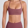 Sujetador deportivo de cuello redondo y tirantes cruzados con elasticidad en cuatro direcciones en color acai