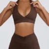 Sujetador deportivo de jersey cepillado con cuello en V en color nueces jaspeado