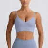 Sujetador deportivo Define Luxe con cuello en V en azul grisáceo
