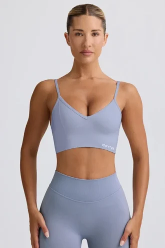 Sujetador deportivo Define Luxe con cuello en V en azul grisáceo