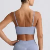 Sujetador deportivo Define Luxe con cuello en V en azul grisáceo