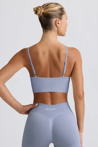 Sujetador deportivo Define Luxe con cuello en V en azul grisáceo