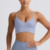 Sujetador deportivo Define Luxe con cuello en V en azul grisáceo