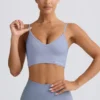 Sujetador deportivo Define Luxe con cuello en V en azul grisáceo