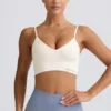 Sujetador deportivo Define Luxe con cuello en V en blanco