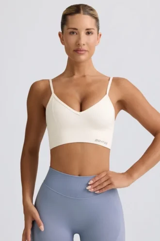 Sujetador deportivo Define Luxe con cuello en V en blanco