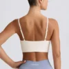 Sujetador deportivo Define Luxe con cuello en V en blanco